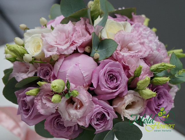 Букет невесты из розовых пионов, эустомы, гиперикума, розы и эвкалипта Фото